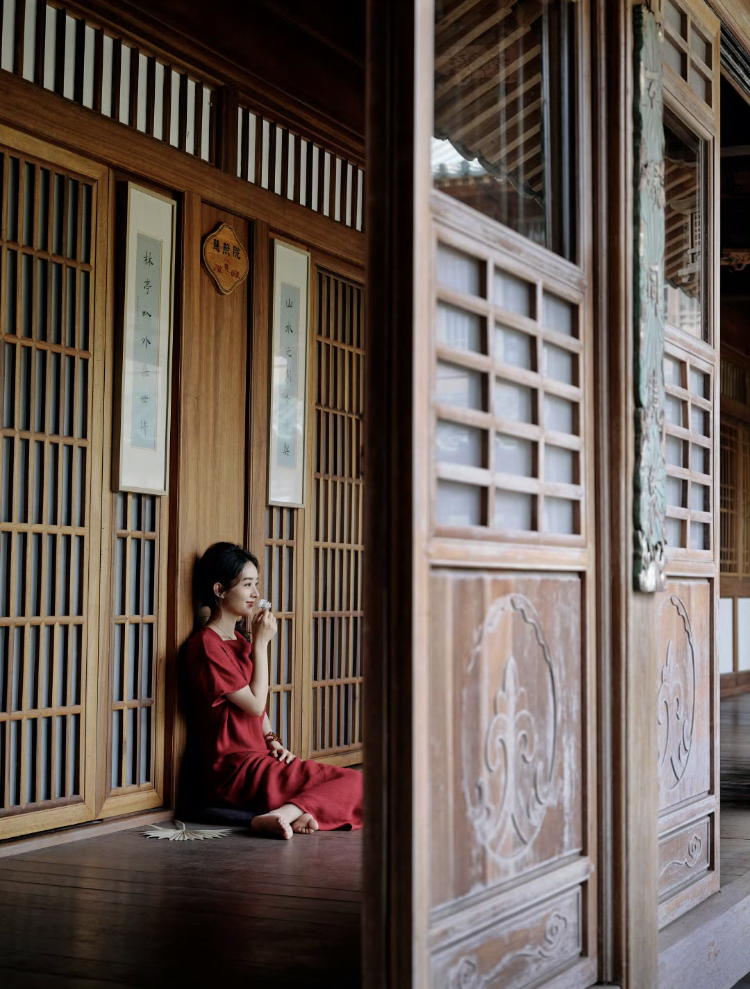 赵丽颖一袭绿裙清丽靓雅 隐入山林画面静匿美好，赵丽颖五官精致，少女感满满。赵丽颖