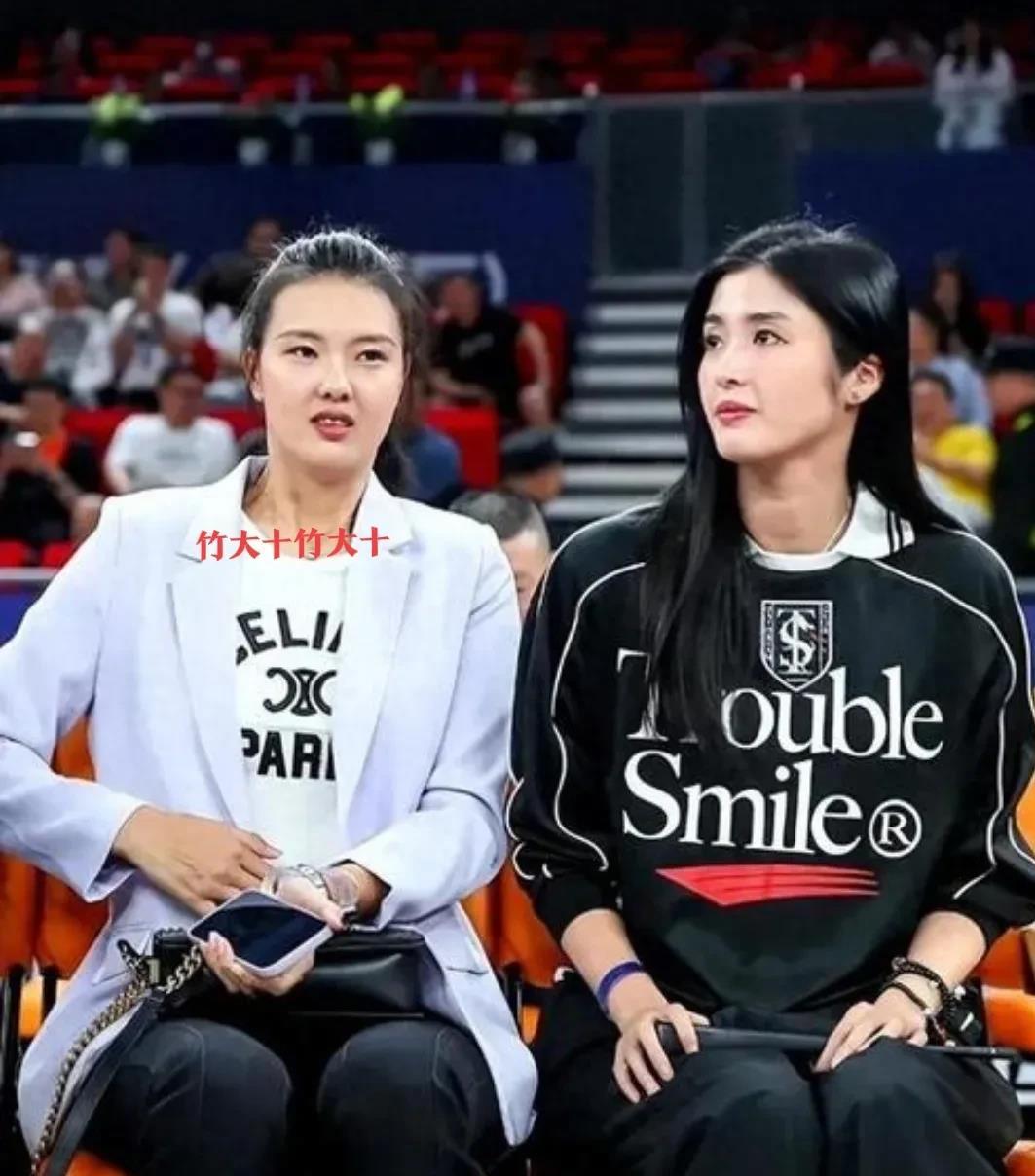 
天啊！以为张常宁的颜值就够高了，可右边这位的颜值气质比张常宁还高，有的演员都比