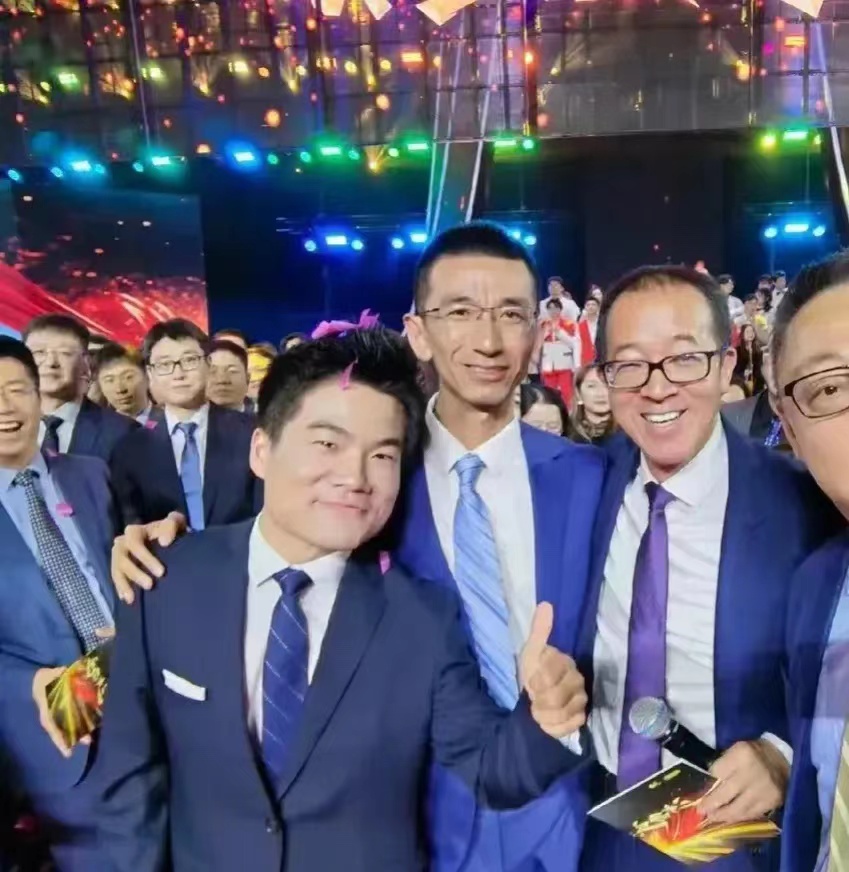 这不是一场闹剧，不过是一次“三仙献鼎局”的实操过程。
三仙献鼎局的核心逻辑，其实