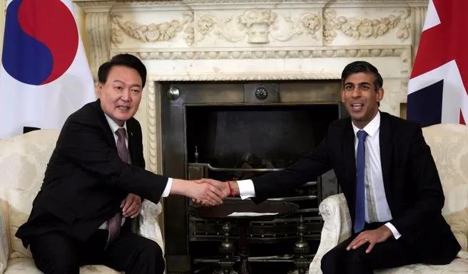 有没有搞错？韩国是不是有点二？
韩国与英国签署协议居然谈到台湾？！
还谈东海和南