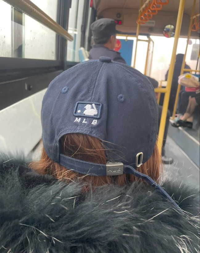不懂就问，这个帽子是什么品牌的？有人知道吗？