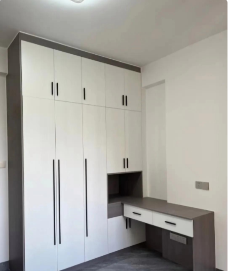 当初装修儿子房间时，选购衣柜的过程可谓是一波三折。尤其是选择衣柜颜色的问题，让我