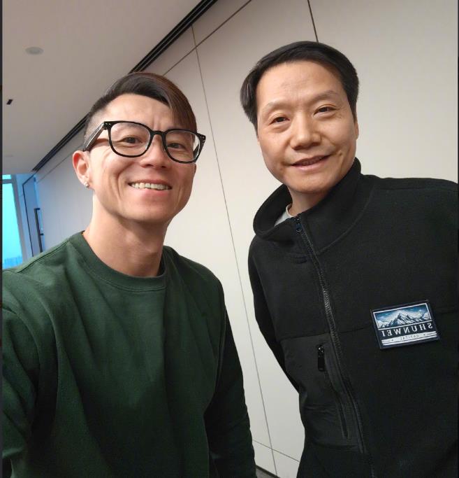 用小米手机就不上档次吗？
近日，知名汽车博主陈震同学，因用小米14手机发文，遭到