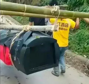回家的路上看到的！这个傻缺竟然敢接这种活儿，到底有多么疯狂？