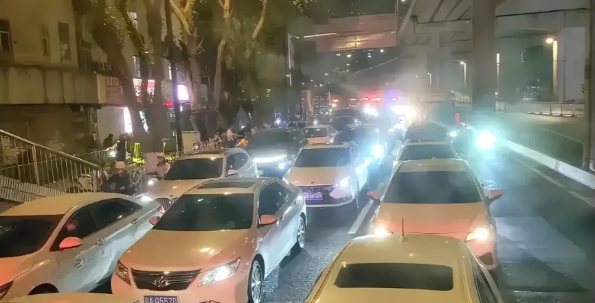 在广州实施限行政策之后，拥有汽车的人们纷纷把车辆驶上街头，结果导致了更加严重的交