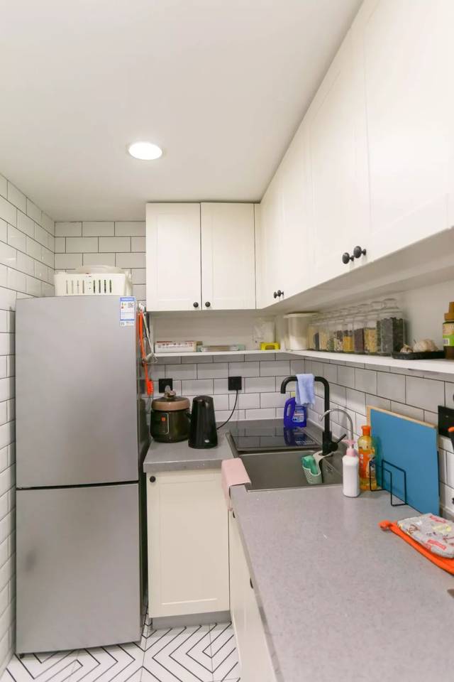 家里的冰箱放在厨房！当时因为布局的问题，厨房就只能放进去一个小号的冰箱，不过为了