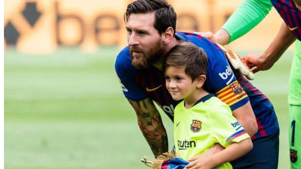 梅西一直是世界足坛的传奇人物，但他在家庭中更是一个亲切的父亲