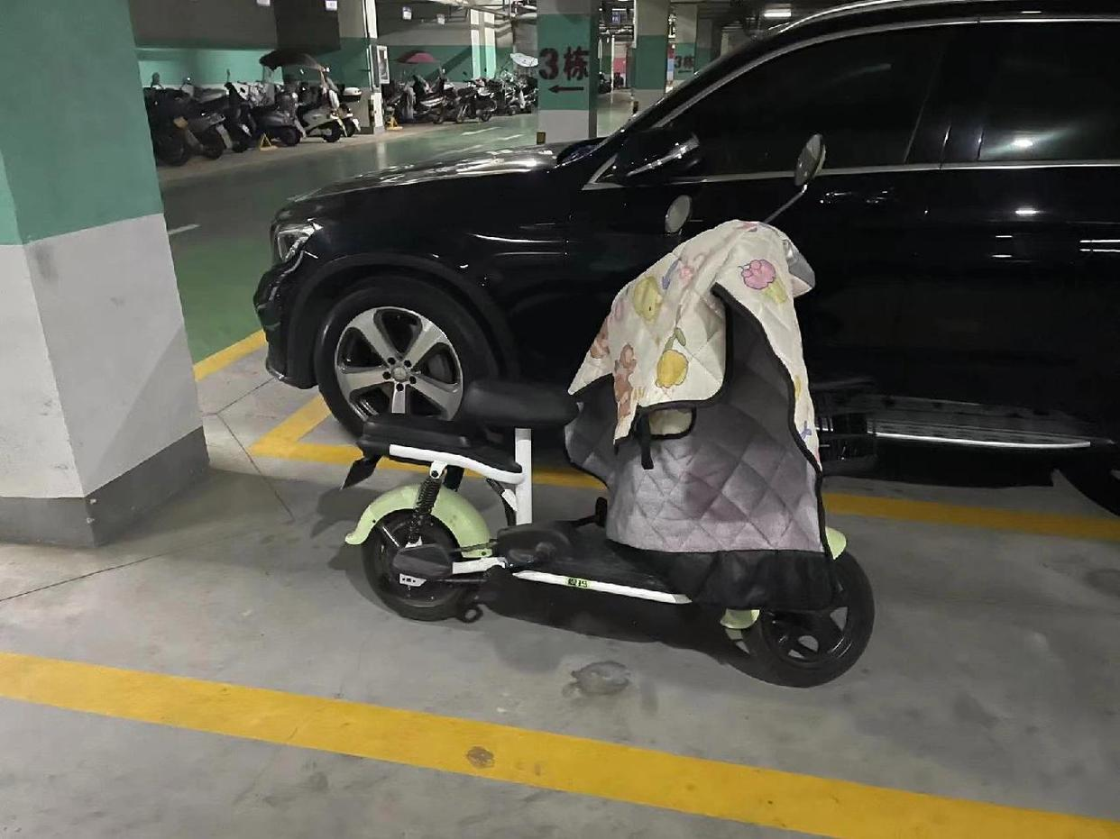 这几天遇到一件奇葩的事情，原以为是个偶然事件，没想到却一直发生！

我家的停车位