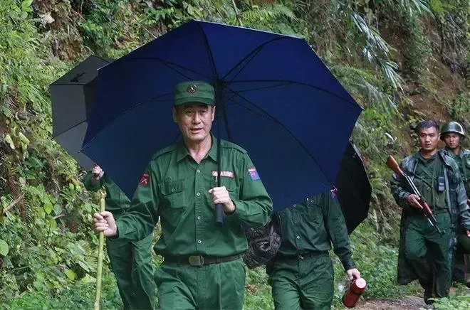 随着明国昌家族被警方逮捕，白所成家族的重要成员坠楼身亡，果敢同盟军已经成功地控制