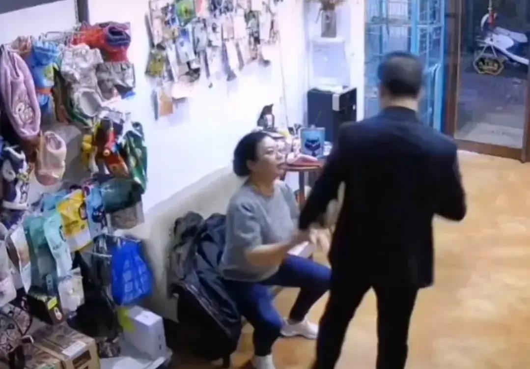 山西运城一40岁中年男子，下班后来到妻子店里，准备等着妻子一起回家。

妻子坐在