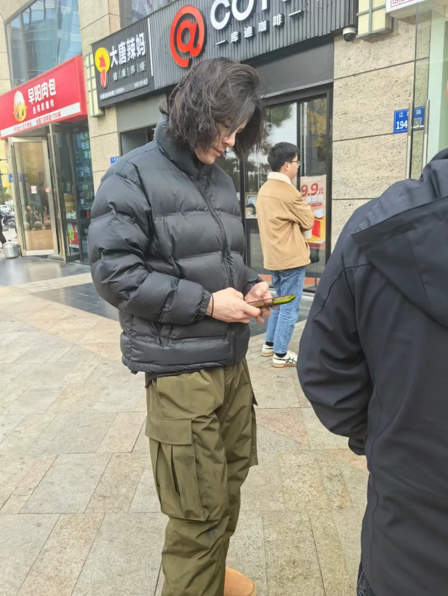 西安买肉夹馍偶遇向佐，他本人又高又白很年轻，比电视上要帅，人很随和接地气，一个人