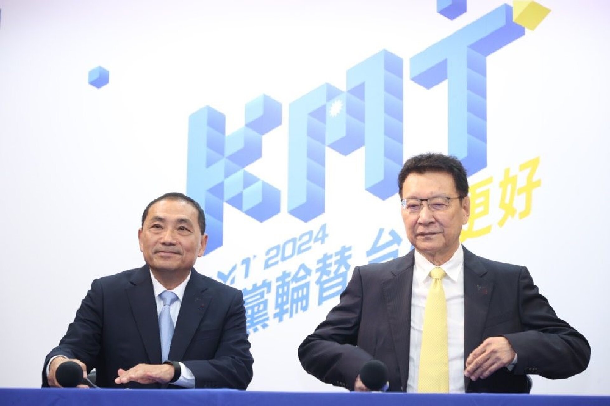 赵少康说，他当初去登记参选副手时，是戴着黄色领带，那天朱立伦拿了10几条蓝色领带