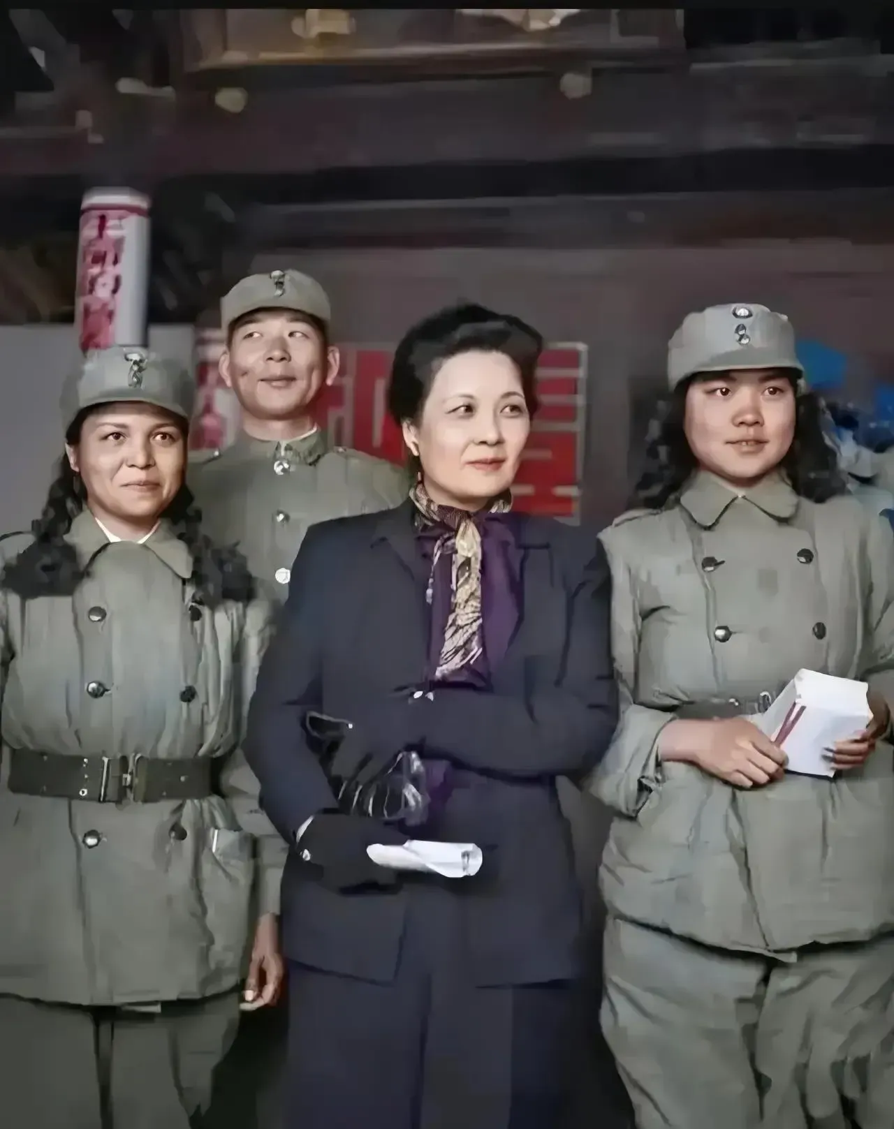 不要被电视剧骗了！宋美龄身后的，才是真实女特务的样子！
国民党女特务，主要活跃于