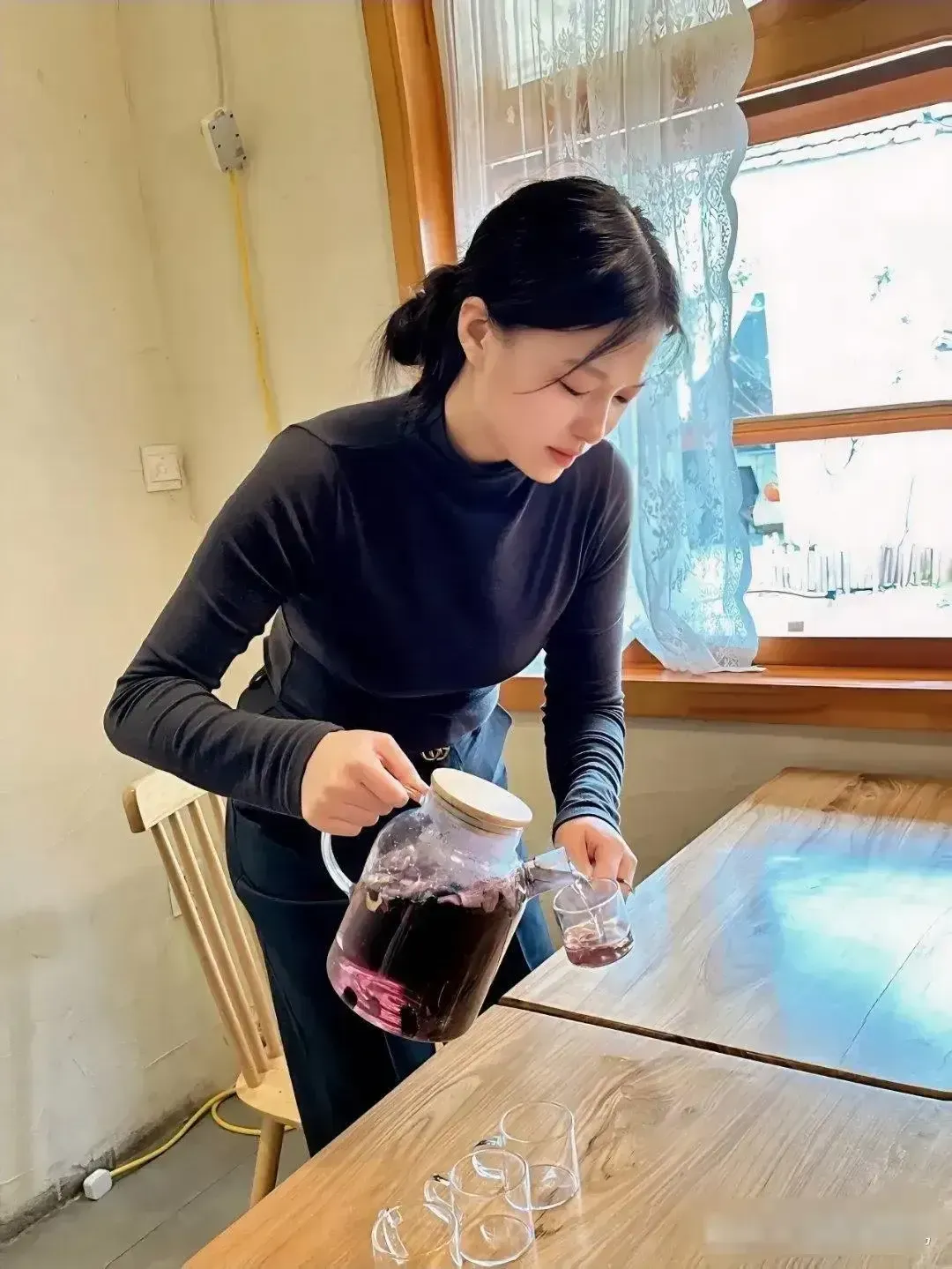 半年前，我丈夫回老家照顾父母去了，从那以后，我们几乎没有什么联系。我没有给他一个