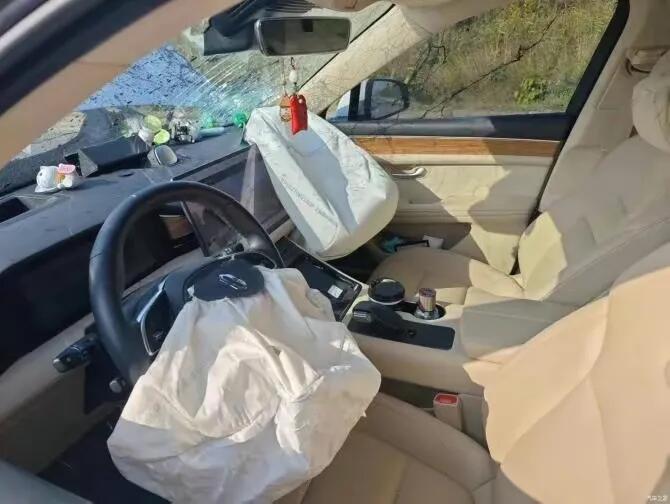 华为问界M5标准版，辅助驾驶时，撞上了施工车。
这事故让前段时间问界的完美防撞测