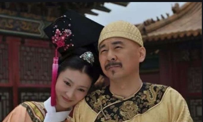 《甄嬛传》曹琴默出卖年世兰时，为何甄嬛看到她的白玉头饰心惊胆战？