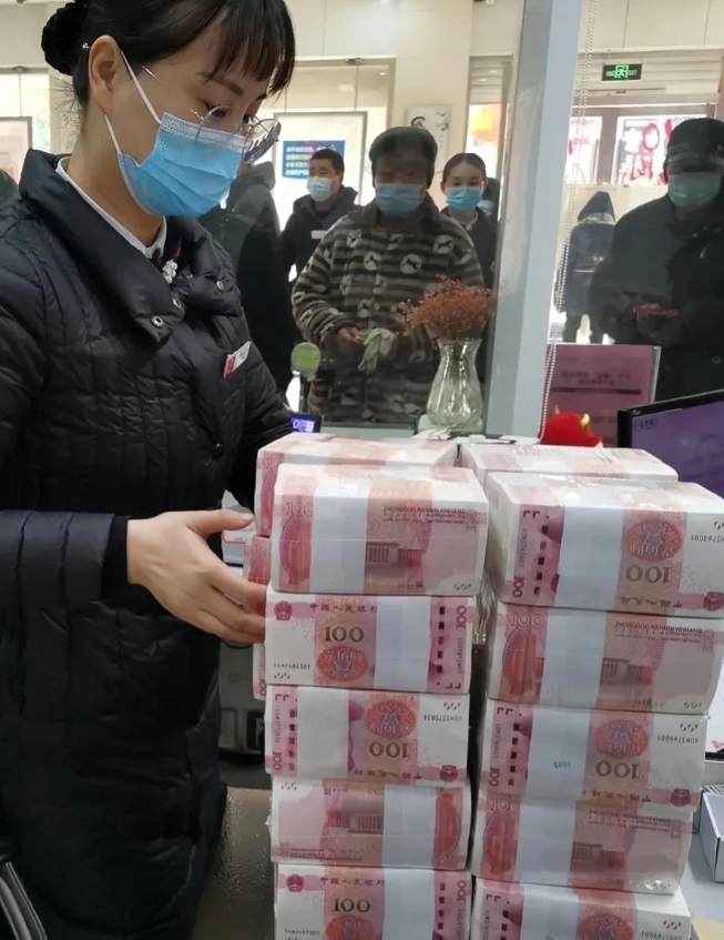 一男子去世，留下500万贷款，银行要求男子的儿子限期偿还，儿子并没有拒绝，但是同