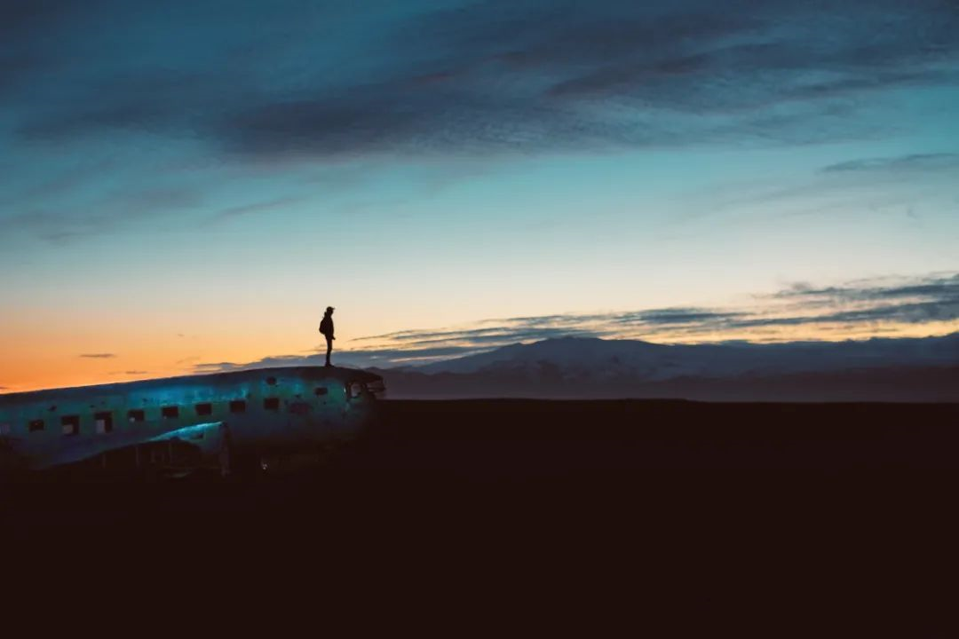 ​天气渐凉，愿有人抱紧你 

看过一个视频，一位男子在马路中央竖起一块“自由拥抱
