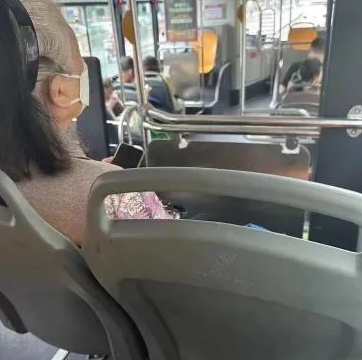 坐公交无意拍到的，整个人都不好了
