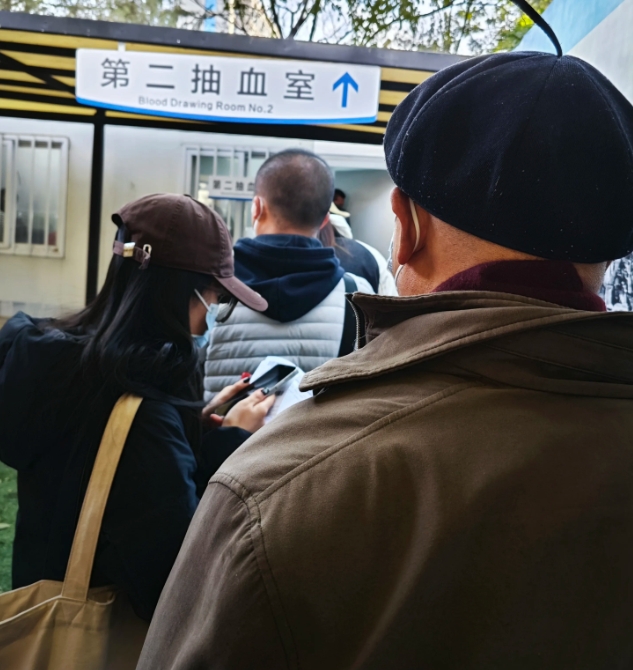 今天早上去某三甲医院抽血，亲眼目睹了一件震惊的事件，抽血时，坐在我右边窗口的一个