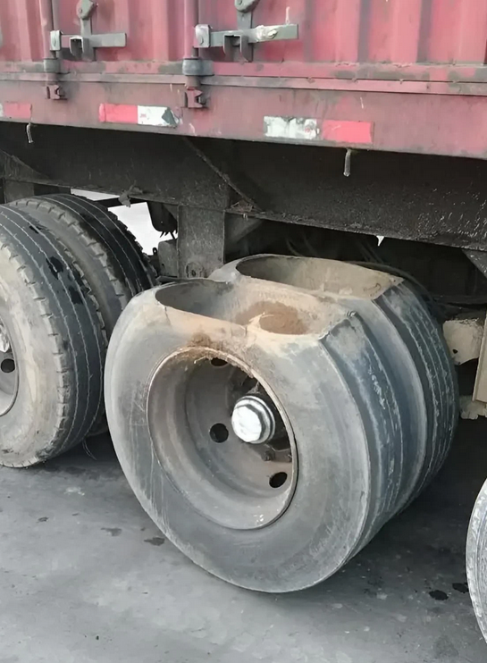 什么样的路，能让轮胎变成这个样子