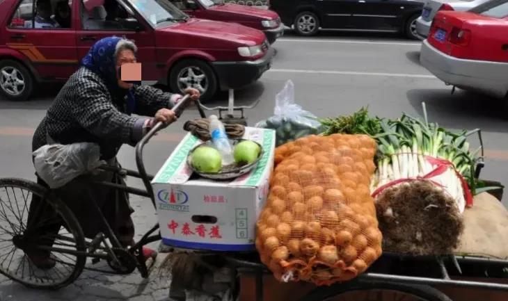 
“老虎头上拔毛？”安徽黄山，六旬老太推着三轮车在路边卖菜，两名城管协管见状上前