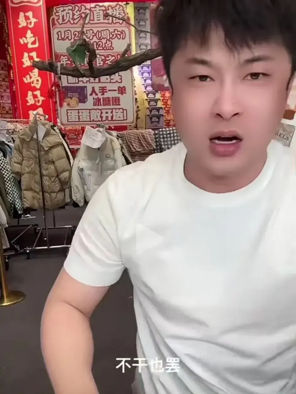 网络红人辛巴最近真的发火了！在昨天的直播中，辛巴在销售三只松鼠时突然情绪失控，愤