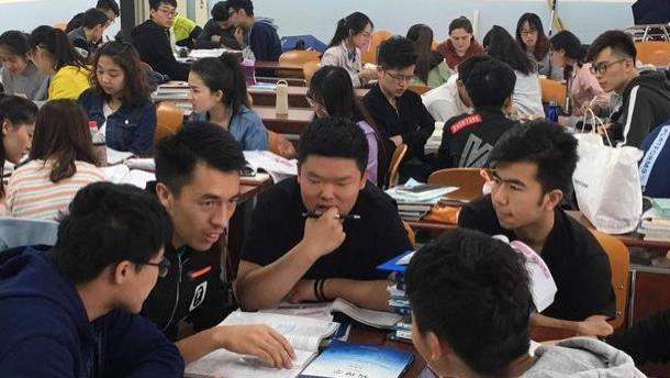 杭师大副教授骚扰女学生，直言“你还含苞待放”，学校作出回应