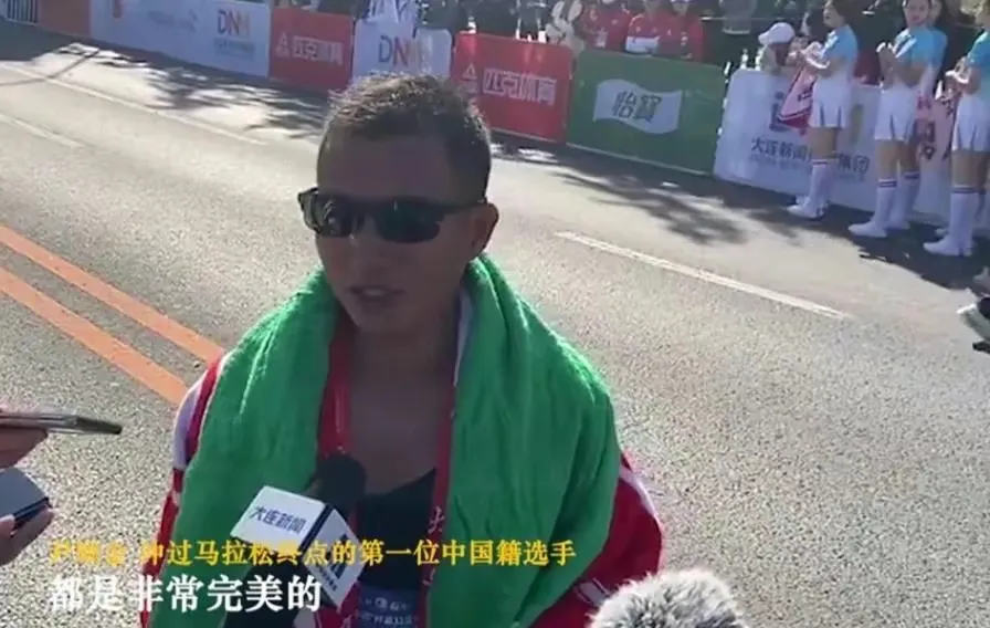 这是耻辱！大连国际马拉松最后冲刺阶段，皮卡车放过第1集团几名外国选手，单单去阻挡
