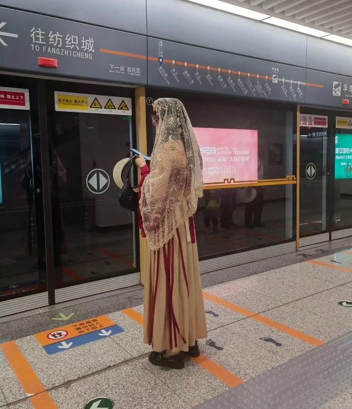 网友问：这样出行，会不会被歧视？
