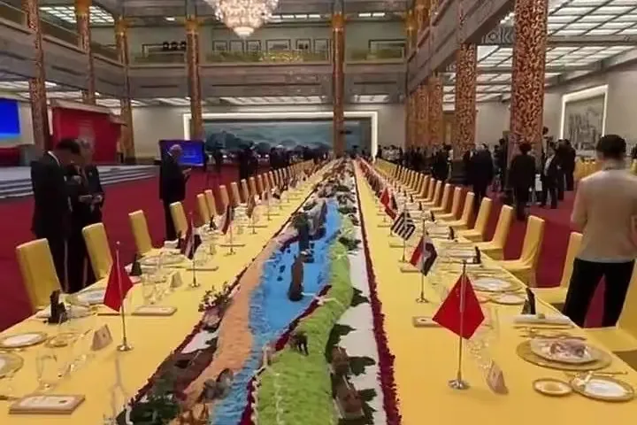 国宴很考究，涨知识了！
40多米长桌宴，各国国旗笔直笔直的成一条直线，原来是用细
