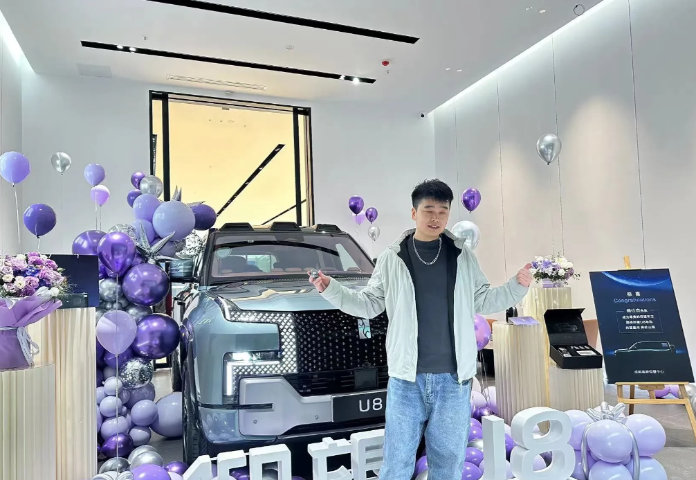 仰望U8全球首提！

这位来自四川成都的帅精神小伙，幸运地成为了全球首提仰望U8