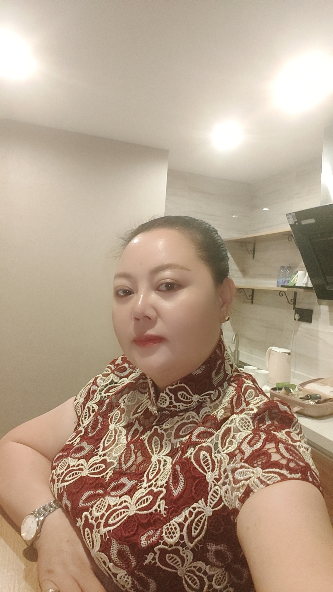 平时天天都穿工作服，没时间打扮自己，今天为自己打扮一下。庆祝又长大了一岁，希望往