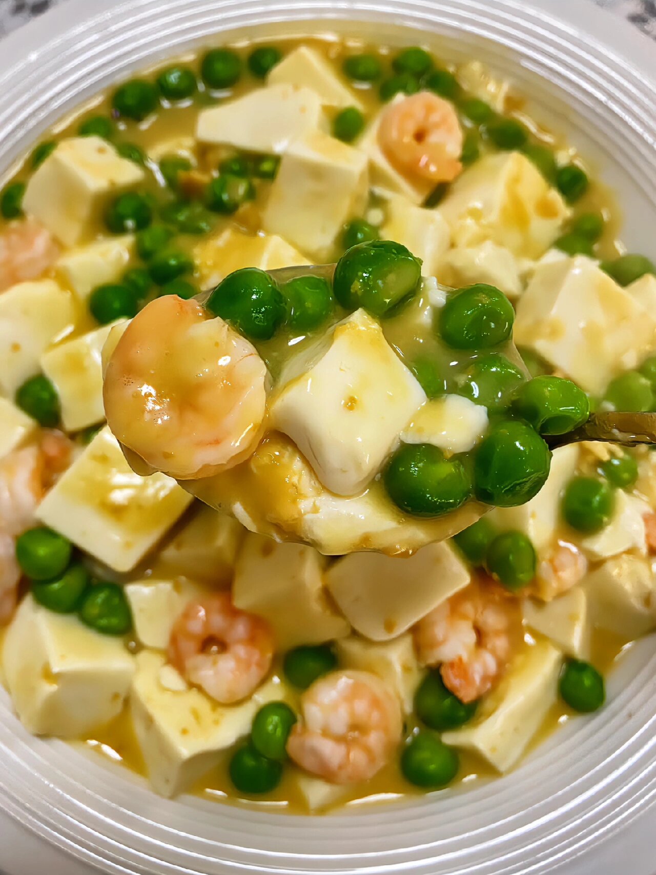 鲜香嫩滑的蛋黄虾仁烩豆腐，真的太好吃了

豆腐加上咸蛋黄居然这么好吃～

今天这