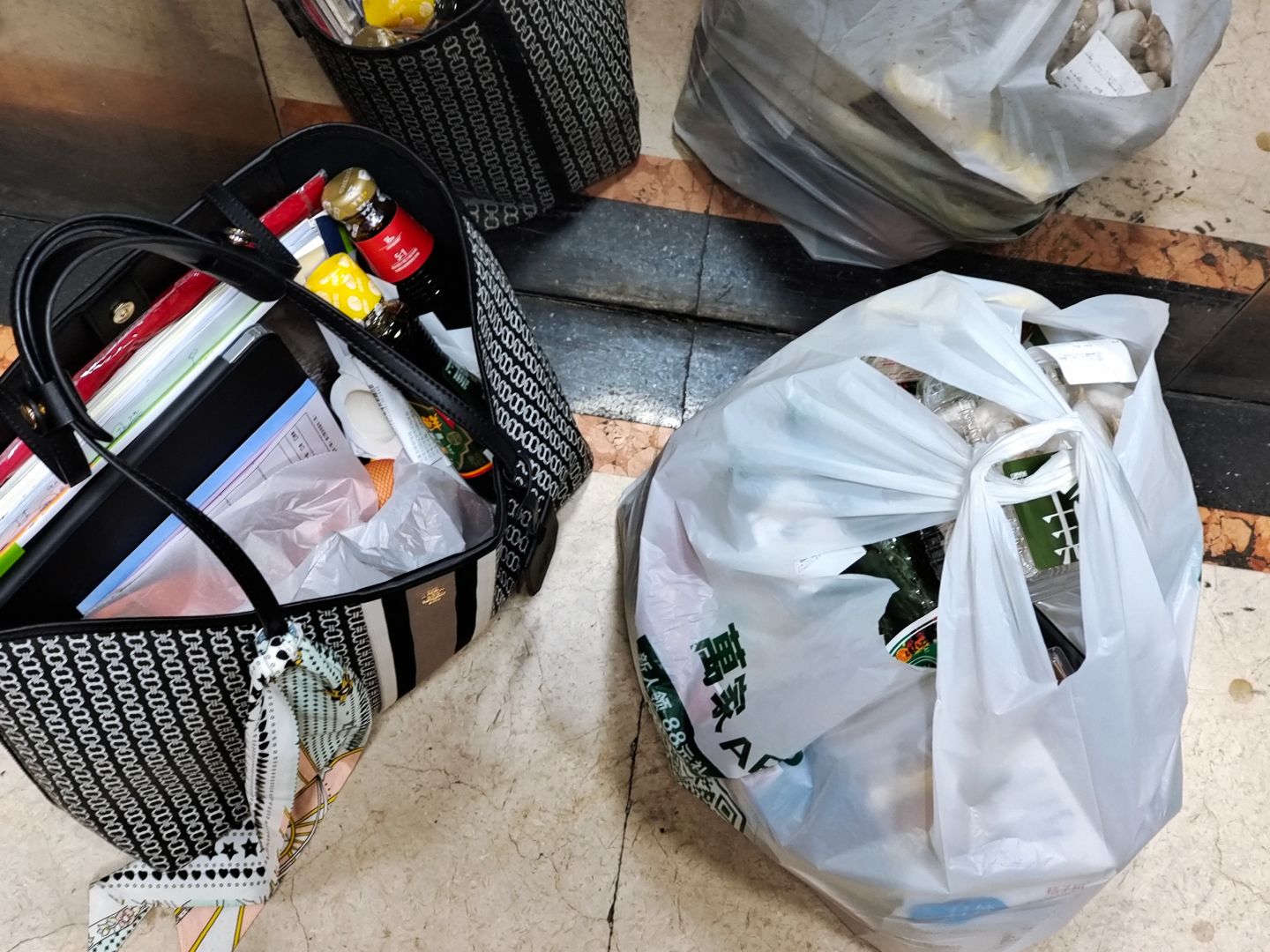 复工不易流水账
昨天回来上班，其中一个学生生病请假了，得空休整。下班去对面购物买