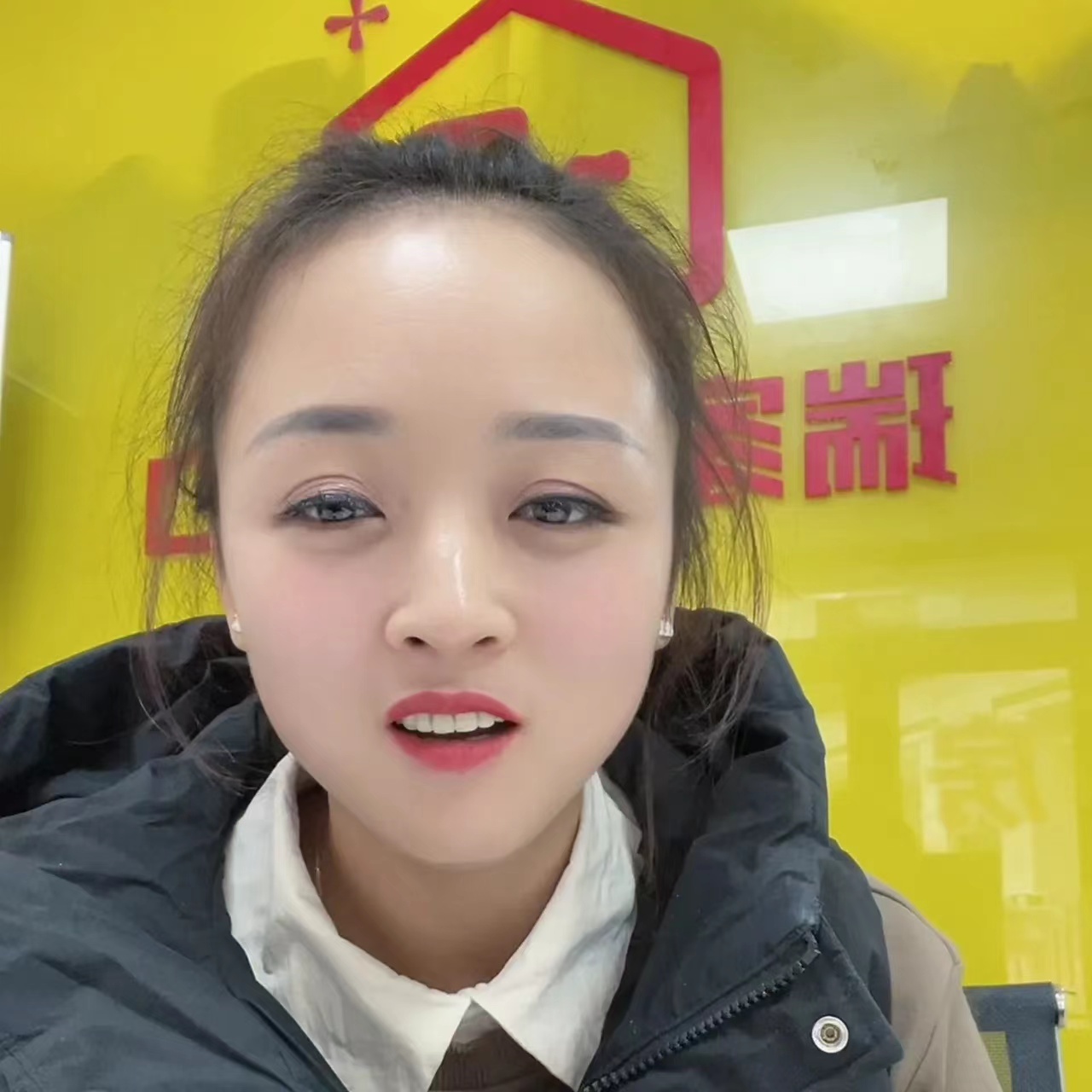 被捶打的女律师和锤子哥陷入了同样的困境。锤子哥是楼烂尾了收不着房，而这个女律师是