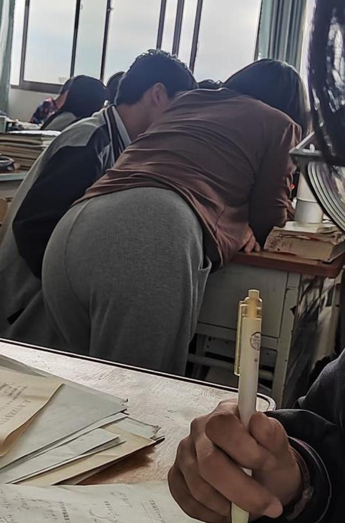 谁的青春里没有一个撅腚讲题的老师呢。 ​​​