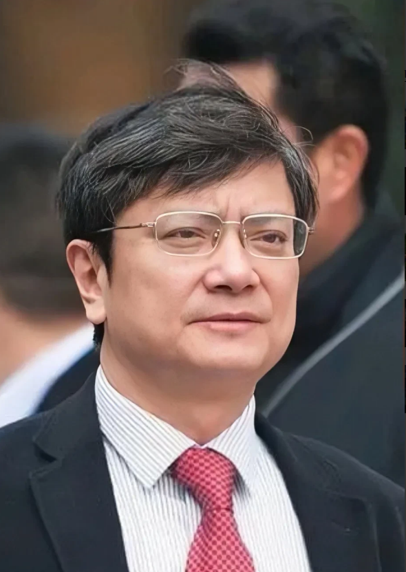 一次演讲中，大学校长郑强开玩笑说:同志们，我现在好歹也是一个名人，呼风唤雨啊，可