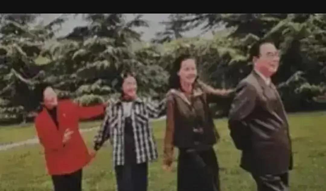 李鹏退休后，除了读报、上网、写文章外，还有一件事就是陪孙女、外孙女玩，而且是乐此