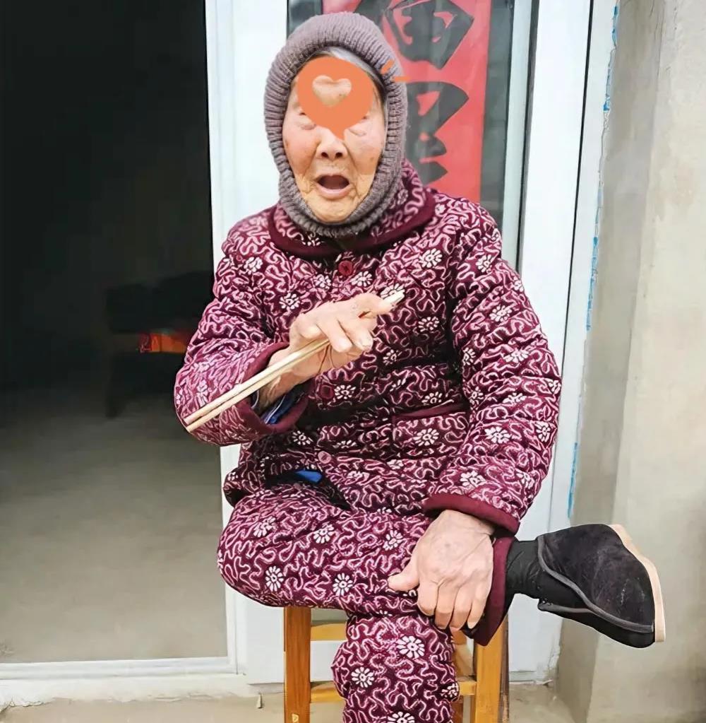 你们家有没有这种老人？每次轮到我家养她的时候，她就各种装病，说浑身不舒服。

这