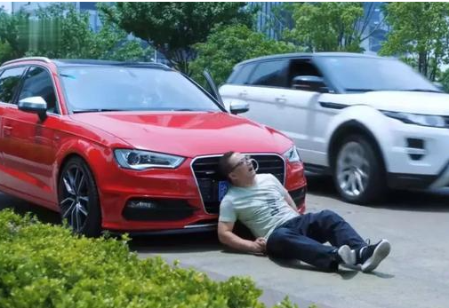 你发现没有
有一种买了车的人
总喜欢把车里收拾的干干净净一尘不染的
包括后备箱都