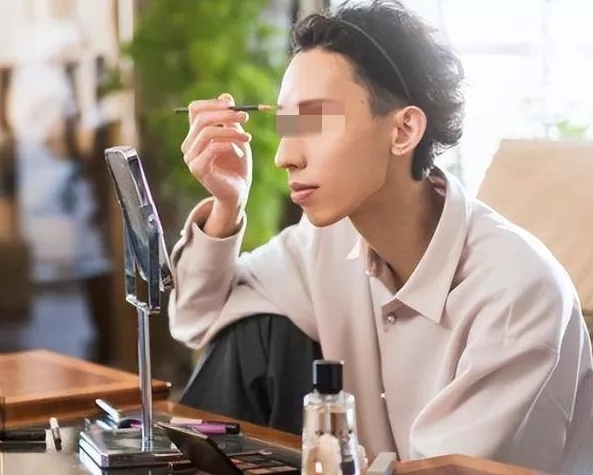 四川成都，男子为准备相亲，专门请来化妆师，为自己画一个完美的妆容。据悉，男士化妆