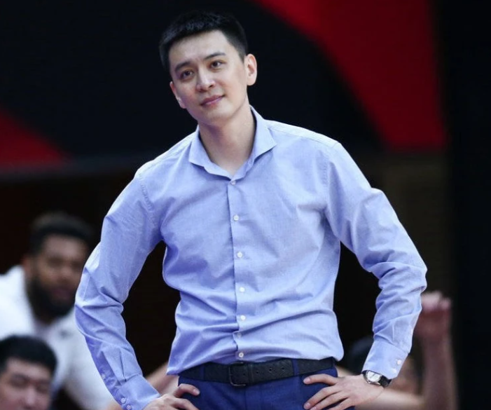 杨鸣出轨离婚事件很可能对他的事业造成了非常大的影响；

杨鸣被爆出离婚后，很多细