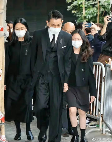 62岁的刘德华一路上紧紧握着11岁女儿的手，女儿眉眼，很像妈妈朱丽倩