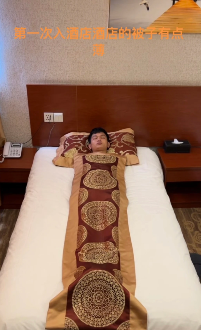 第一次住酒店，这酒店被子有点小，明天起床去投诉！