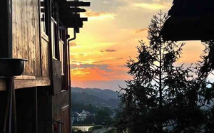 她省吃俭用存十万给家里建房，换来的却是亲人的冷待连房间都没有，走投无路时随手买的彩票竟中奖了。