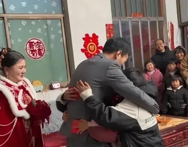 近日，河南一个新娘带着三个孩子嫁给新郎，婚礼上三个孩子齐声喊“爸”改口……
  