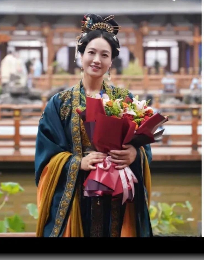 朱丹也拍古装了啊，感觉还挺国泰民安脸的，突然get到她作为专业主持人的姿态了！！