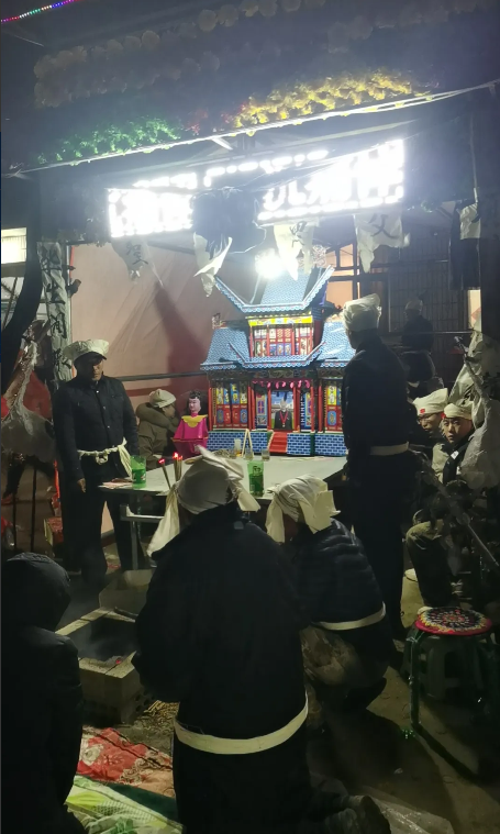 昨天，老家长辈去世了，回去奔丧。很久不参加这样的丧事了，发现与以前有了很大不同。