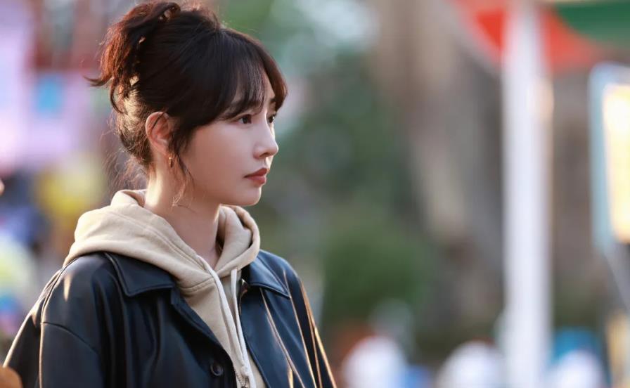 在央视八套播出由肖战、白百何主演的都市爱情剧《骄阳伴我》，收视率在不停地下跌。一